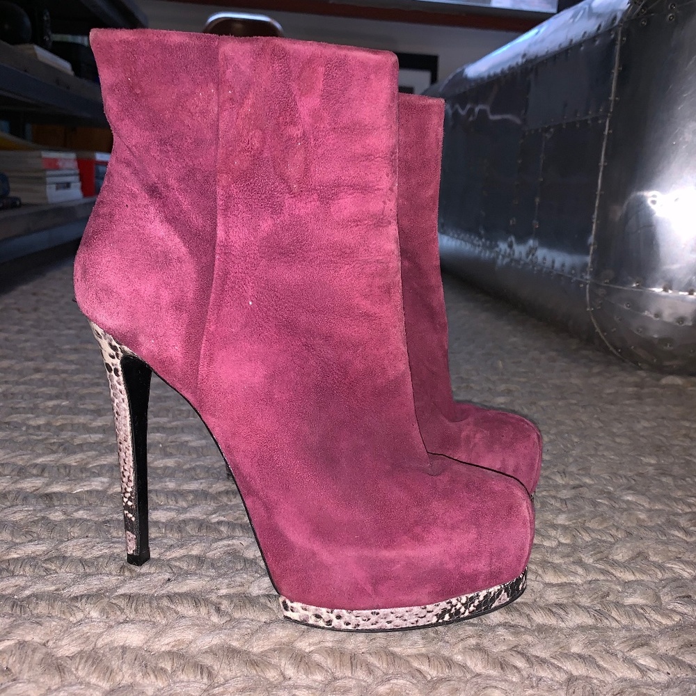 Pour La Victoire Burgundy Heels Snakeskin detail